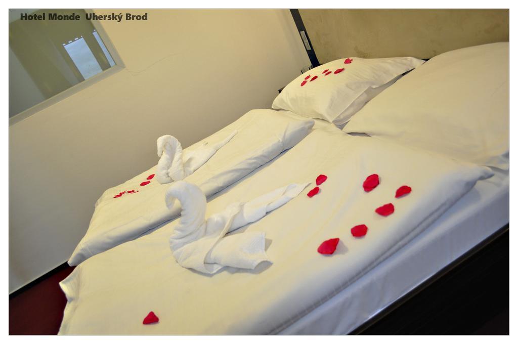 Hotel Monde Uhersky Brod Ngoại thất bức ảnh