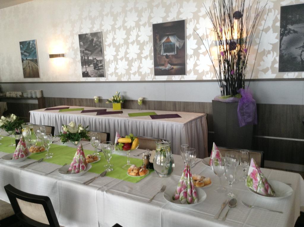 Hotel Monde Uhersky Brod Ngoại thất bức ảnh