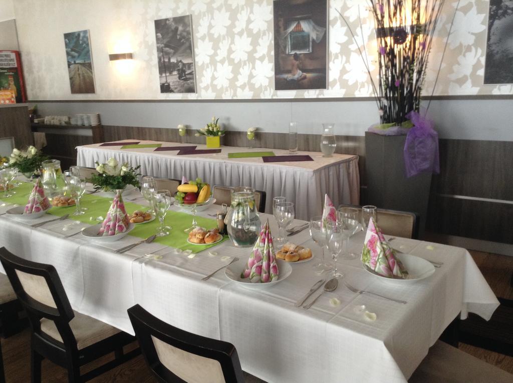 Hotel Monde Uhersky Brod Ngoại thất bức ảnh
