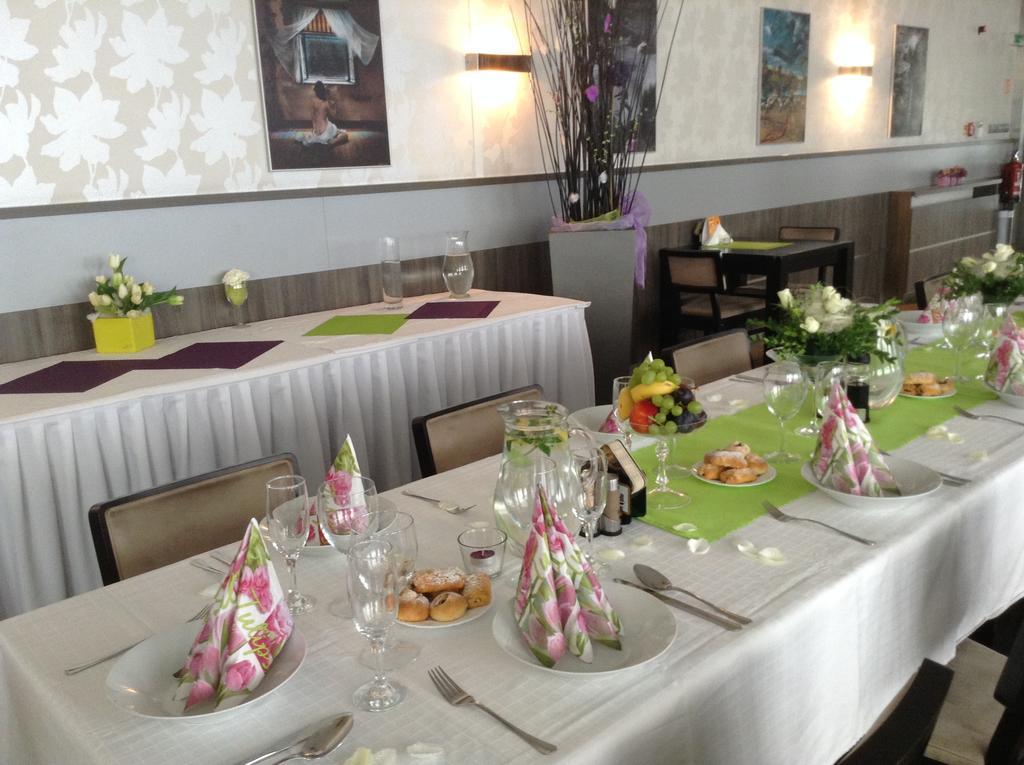 Hotel Monde Uhersky Brod Ngoại thất bức ảnh